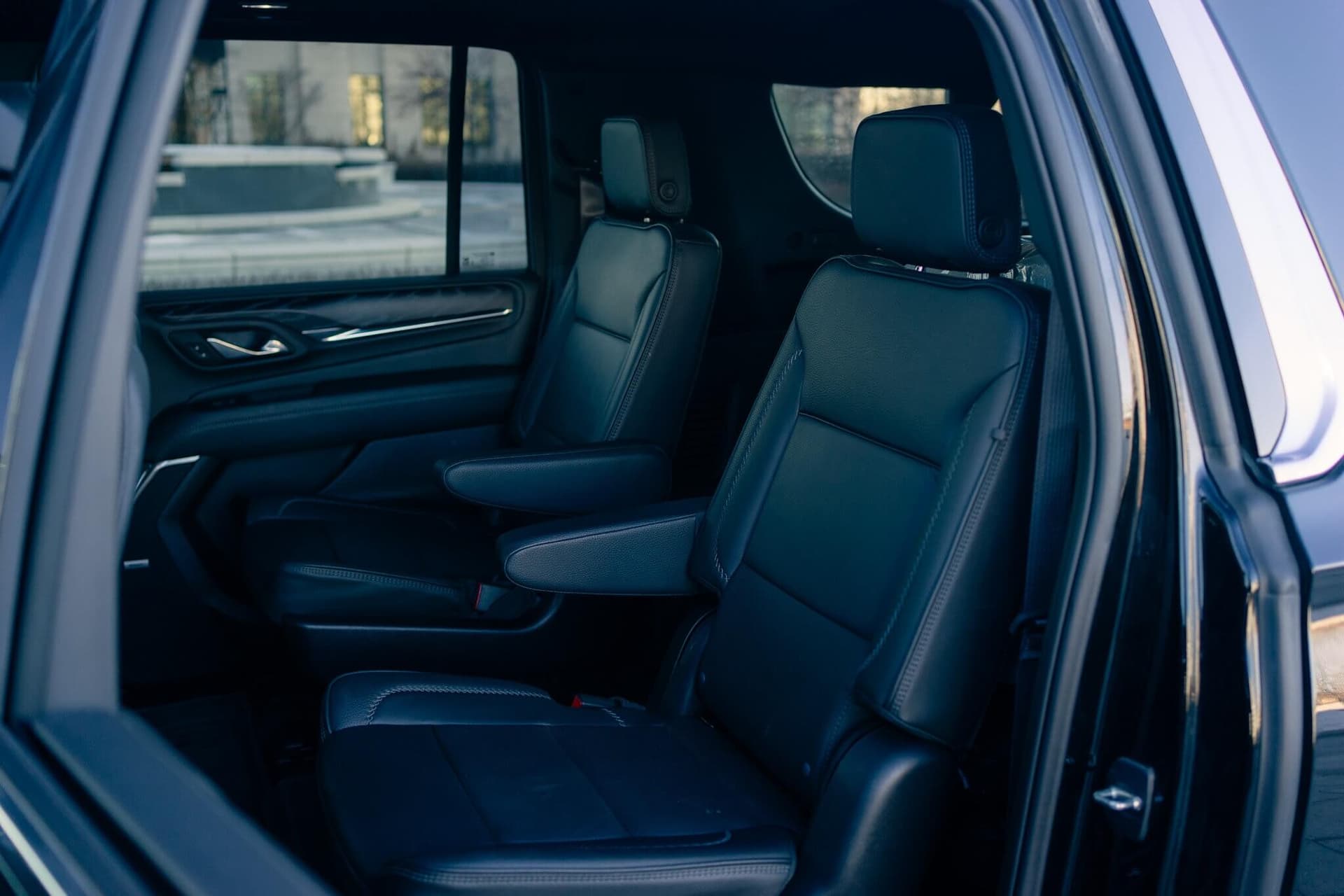 GMC Yukon XL noir sur plancher réfléchissant avec lumière dorée