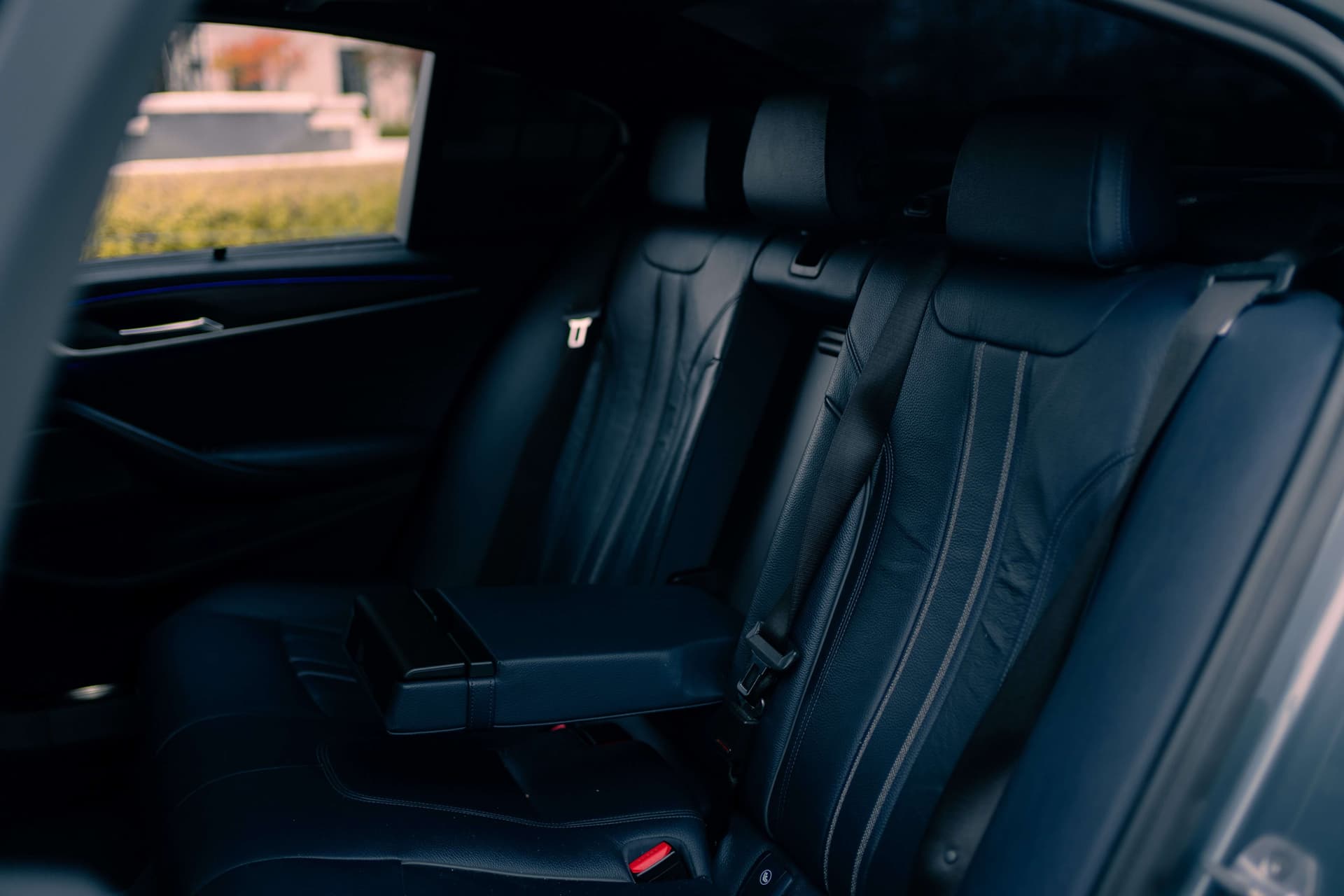 BMW Série 5 noire sur un plancher de studio sombre et réfléchissant