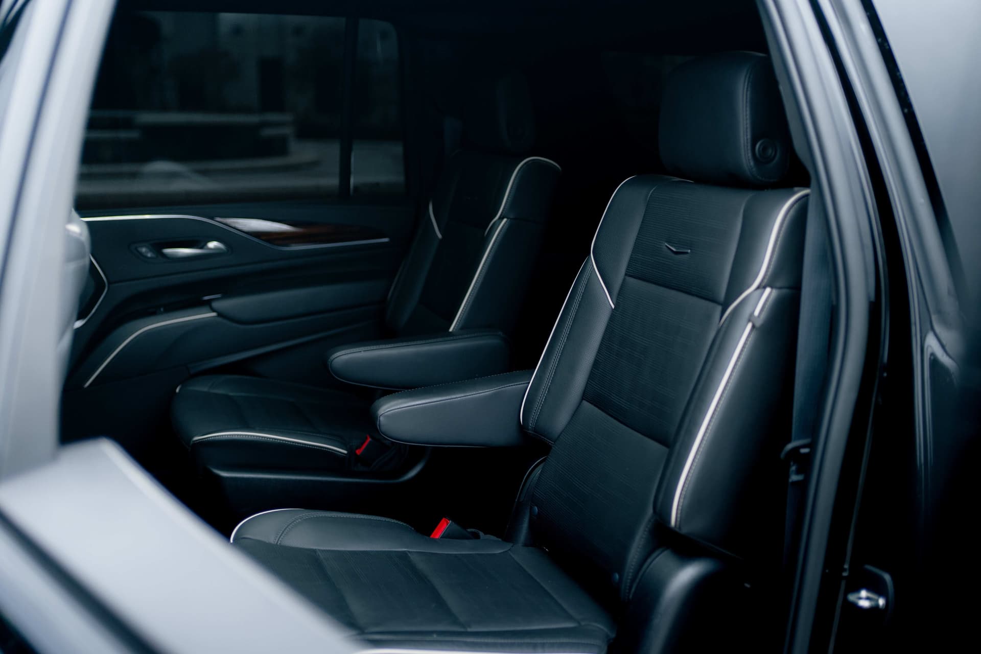 Cadillac Escalade ESV noir aux DEL verticales dans un studio sombre