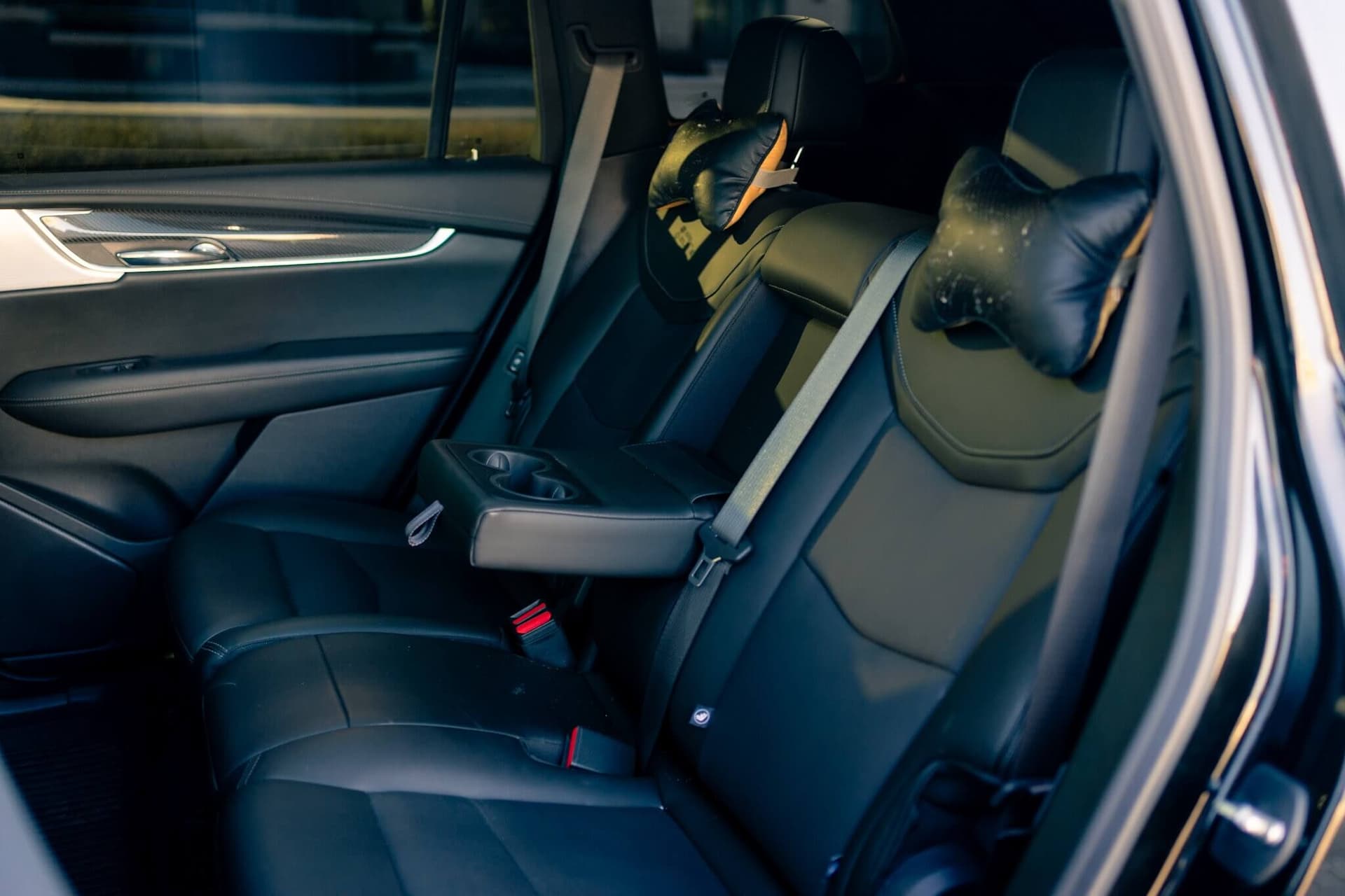 Cadillac XT6 noir dans un studio sombre aux accents dorés