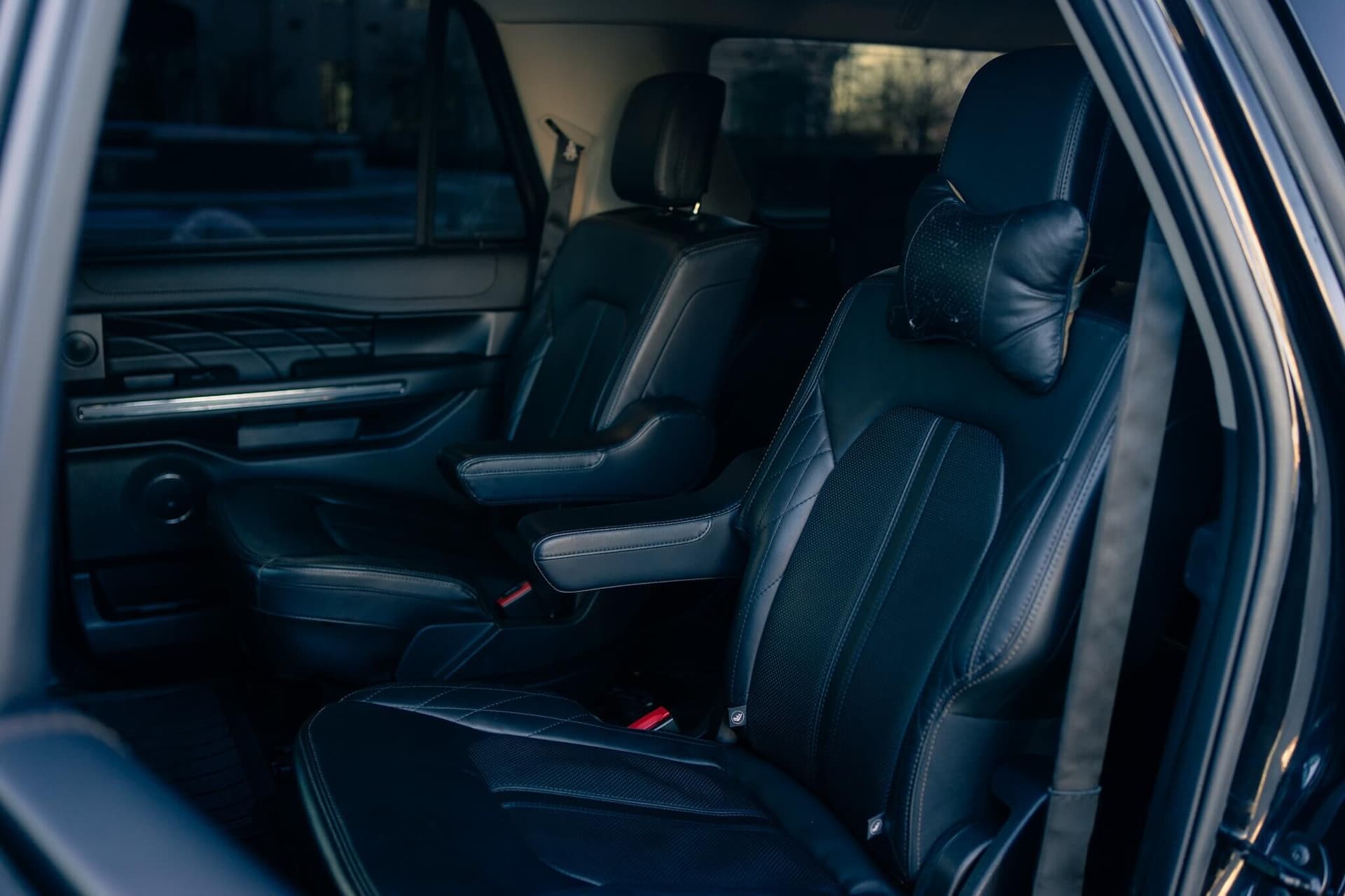 Ford Expedition Max noir dans un studio sombre avec lumière chaude