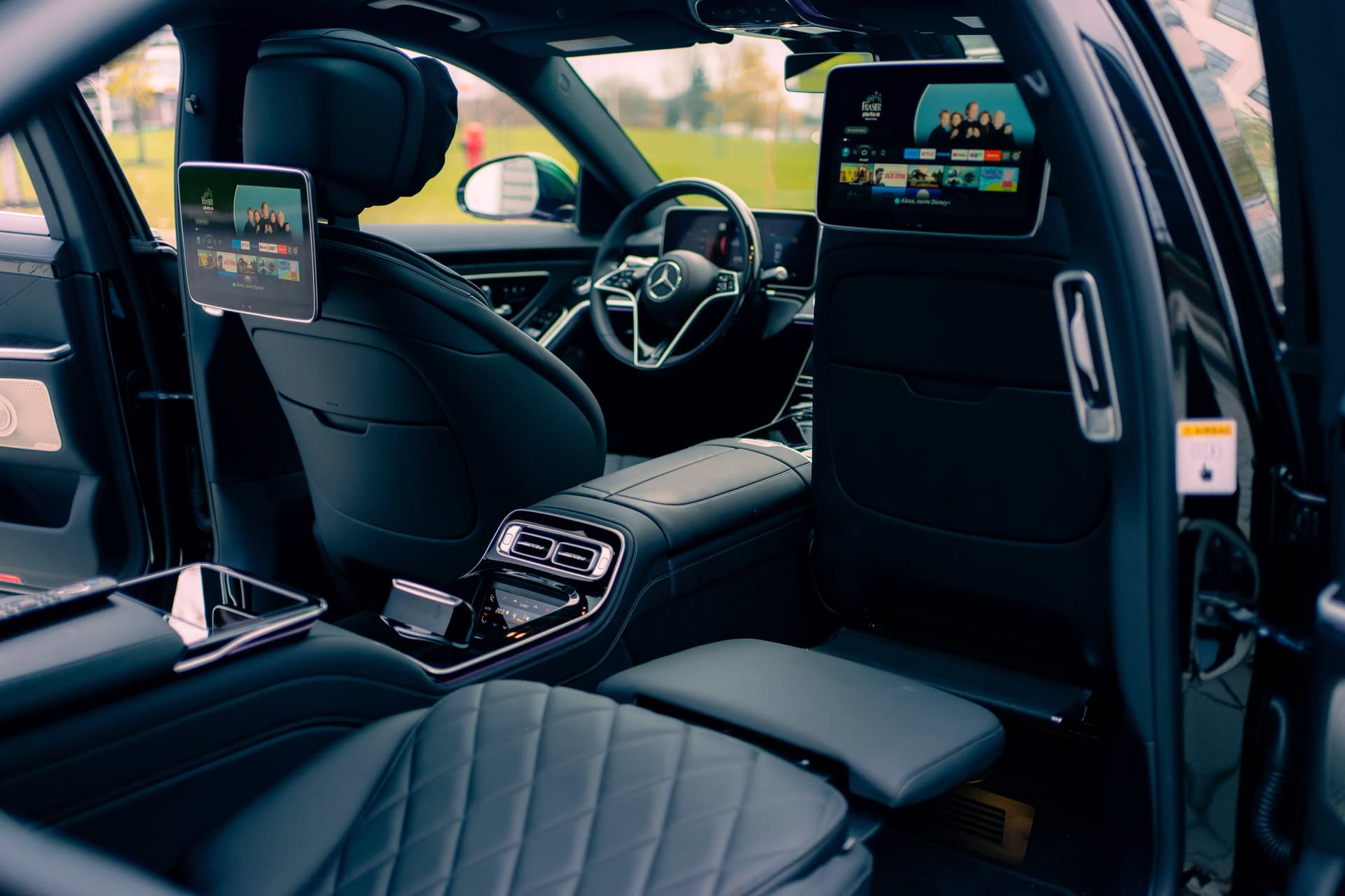 Mercedes-Benz S580 noire sous un éclairage doré spectaculaire
